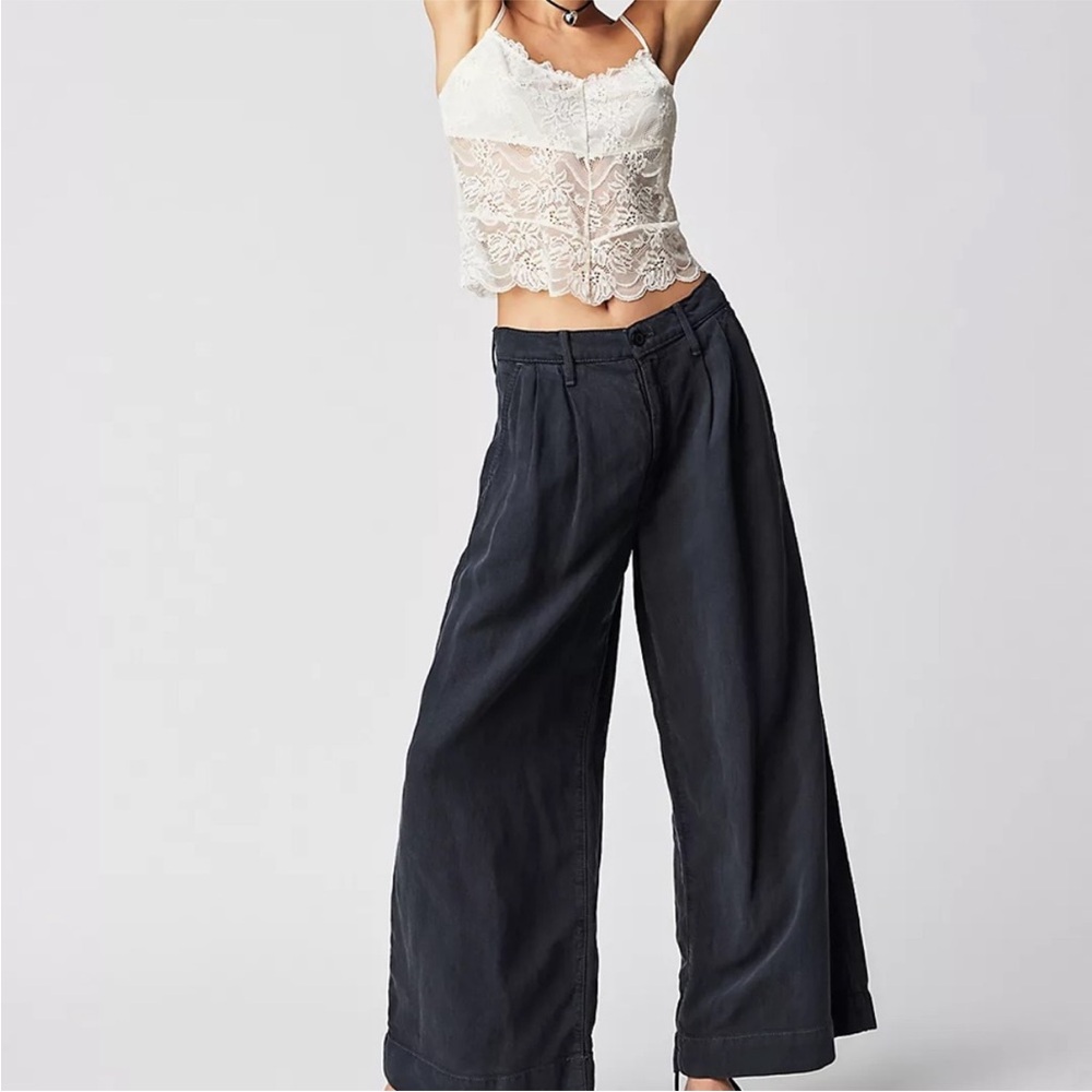 MOTHER Wide-Leg Cropped Jeans in Charcoal Black